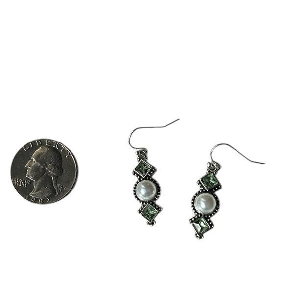 New 🎁 Pearl and Peridot Earrings - Picture 5 of 6